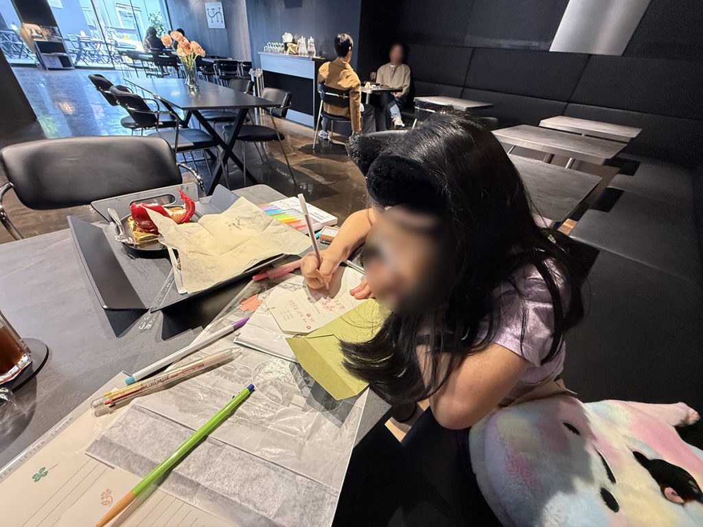 카페에서 쇼핑한 것들을 풀어 사용해보는 어린이